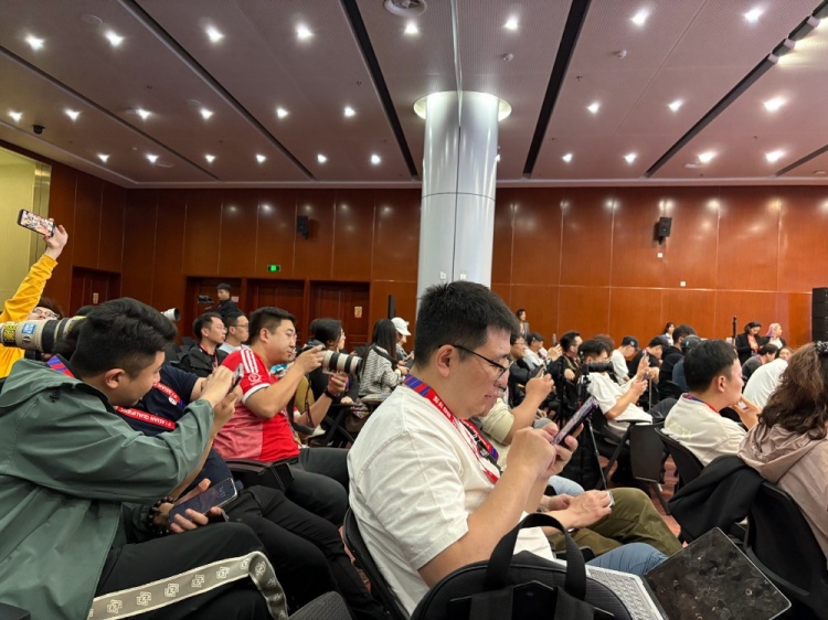 萬眾矚目！記者擠滿國足賽前新聞發布廳，賽場記者預計超300人